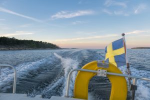 Somrig bild på båt i Stockholms skärgård